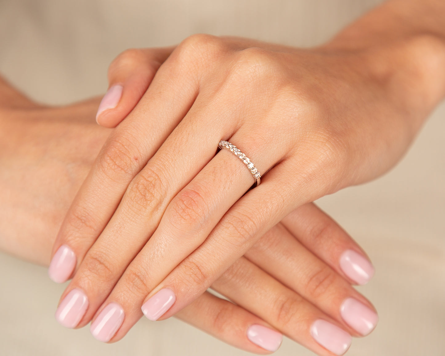 Anillo Medio Cintillo Diamantes - Oro Blanco 18kt