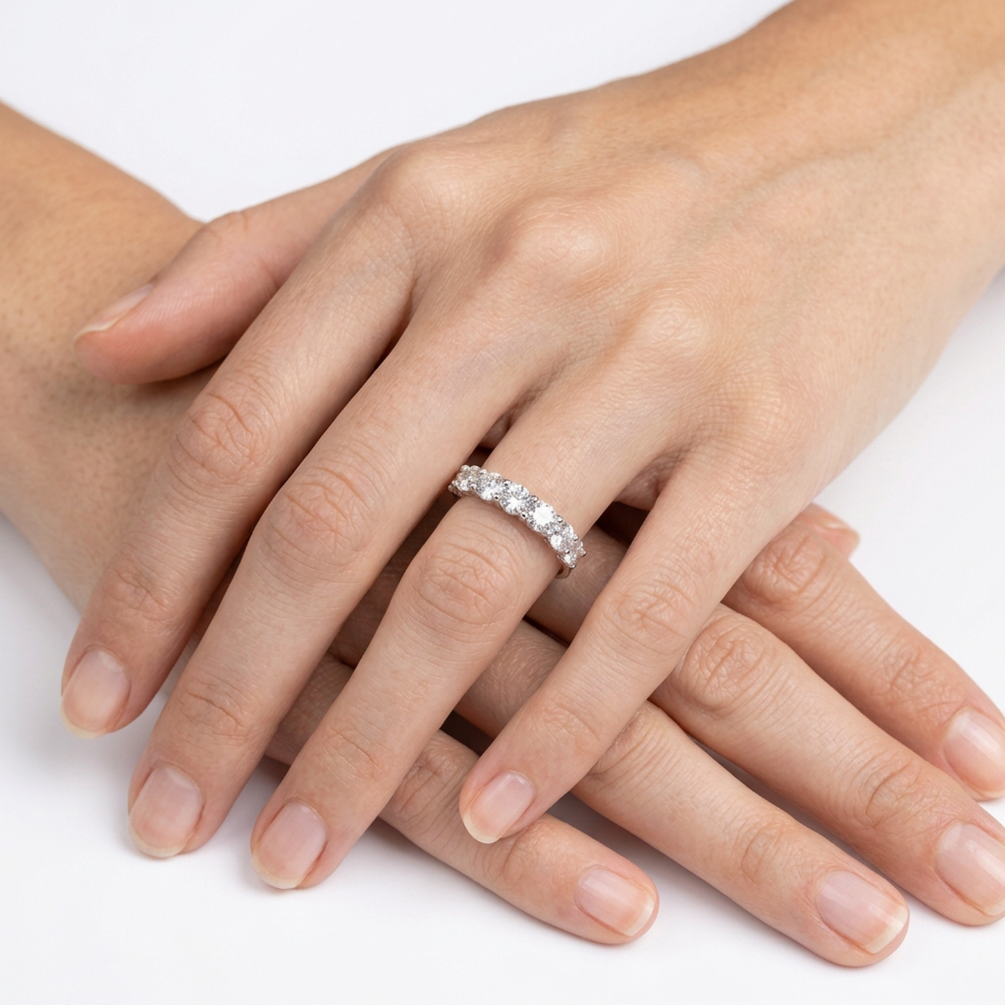 Anillo Medio Cintillo Diamantes - Platino
