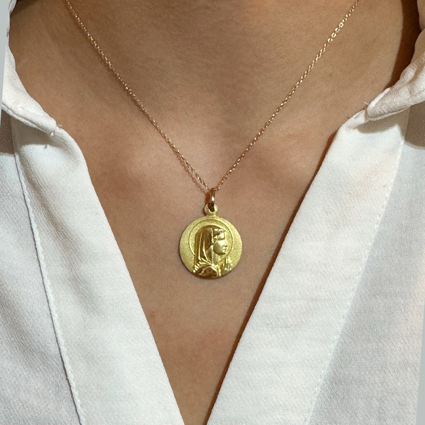 Medalla Virgen Niña - Oro Amarillo 18kt